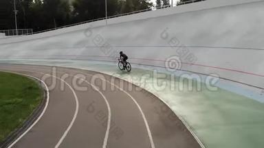 运动自行车女孩在赛道自行车训练在天鹅绒场。 有魅力的女人骑着自行车骑在自行车赛道上。 奥地利